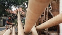 Menjelang HUT kemerdekaan ke 75 RI, penjual batang pinang musiman memasarkan dagangannya yang biasa digunakan untuk perlombaan panjat pinang dengan kisaran harga Rp 500 ribu- Rp 1 juta tergantung ukuran.