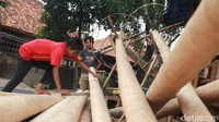 Namun, rencana  pelarangan perlombaan Agustusan, termasuk panjat pinang terkait pandemo Corona, berdampak pada pemesanan batang pinang yang relatif menurun.