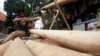 Pedagang memasang rangka pada batang pohon pinang untuk dijual di Kawasan Manggarai, Jakarta, Sabtu, (8/8/2020). 