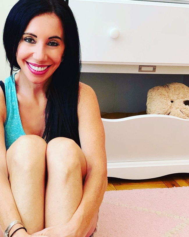 Dawn pun mengaku jika banyak orang menyangkanya berusia 30 tahunan yang tentu adalah sebuah pujian besar karena artinya ia tampak seumuran dengan Cher. Menurut Dawn, punya anak perempuan adalah salah satu kunci awet mudanya. Foto: Instagram @dawn.hubsher