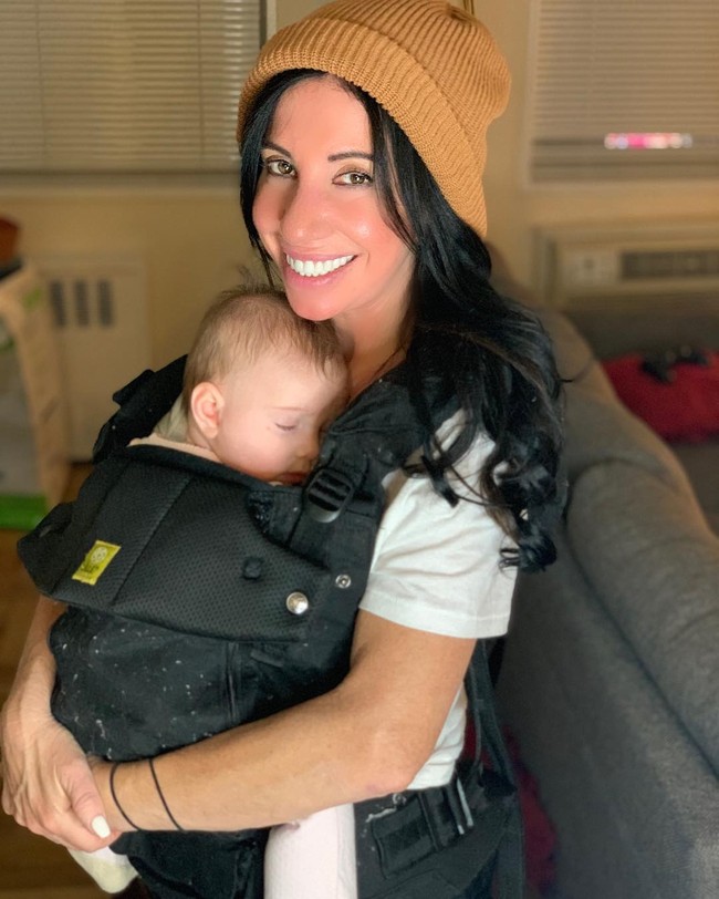 Satu kali, aku dan ibuku pakai baju dengan warna yang sama. Karena kami sama-sama berambut panjang hitam, kami terlihat sama dari belakang. Suamiku mendatangi ibuku dan menepuk bokongnya dan berpikir dia adalah aku, kata Cher. Foto: Instagram @dawn.hubsher