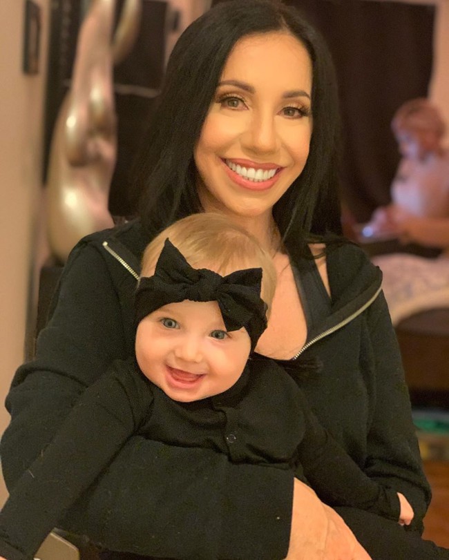 Ada satu lagi rahasia awet muda Dawn yaitu jangan bersikap seperti orang tua. Usia hanyalah angka. Hanya karena kita bertambah tua, itu tidak berarti kita harus bersikap demikian. Pikiran positif adalah kuncinya, ungkap Dawn. Foto: Instagram @dawn.hubsher