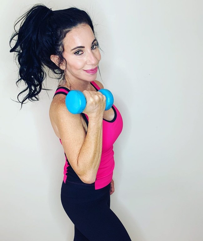 Selain punya anak perempuan yang membuatnya tampil muda, tentu Dawn juga berusaha menjalani gaya hidup sehat. Olahraga, diet berbasis tanaman, skincare yang bagus, tidur, dan minum air adalah semua kunci mempertahankan penampilan muda, Foto: Instagram @dawn.hubsher