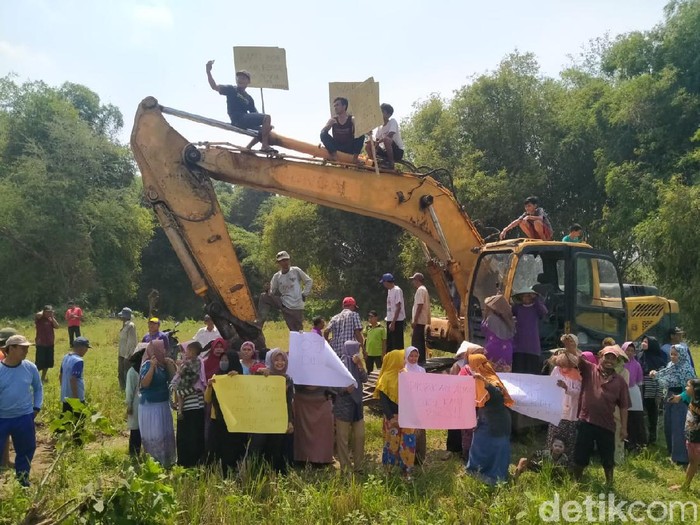 Puluhan warga Desa Rejoagung, Kecamatan Ngoro, Jombang berunjuk rasa menolak tambang galian C di kampung mereka. Warga khawatir aktivitas pertambangan akan merusak sumber air bersih.