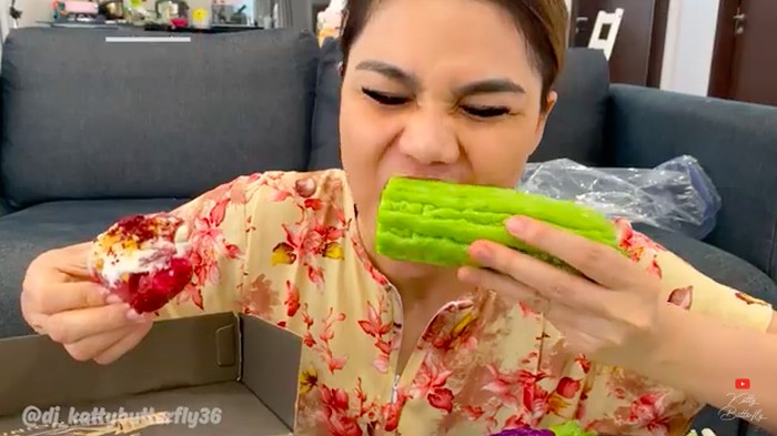 DJ Butterfly Lahap Makan Donat Manis Pakai Timun dan Pare Mentah DJ Butterfly Lahap Makan Donat Manis Pakai Timun dan Pare Mentah