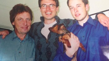 Elon kerap ribut dengan ayahnya, Errol Musk, yang empat kali kawin cerai dan pernah menghamili anak tiri dari salahs satu perkawainnya. Mereka pun pernah tak berbicara satu sama lain setahun lebih. Foto: istimewa