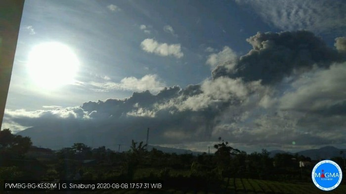 Erupsi Gunung Sinabung pada Sabtu (8/8/2020) pukul 17.18 WIB.