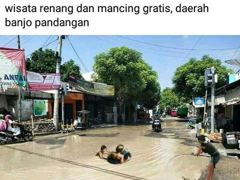 Foto jalan rusak di Rembang ini diedit menjadi sawah hingga kolam renang.