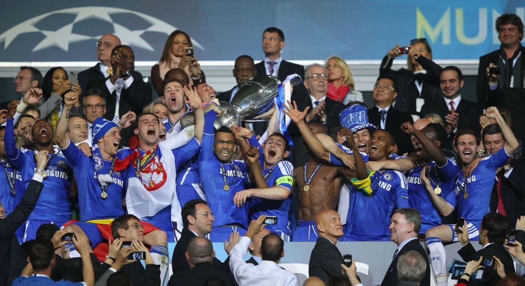 Frank lampard Munich 2012 MUNICH, GERMANY - MAY 19: Frank Lampard of Chelsea celebrates with the trophy after their victory in the UEFA Champions League Final between FC Bayern Muenchen and Chelsea at the Fussball Arena München on May 19, 2012 in Munich, Germany. (Photo by Alex Livesey/Getty Images)