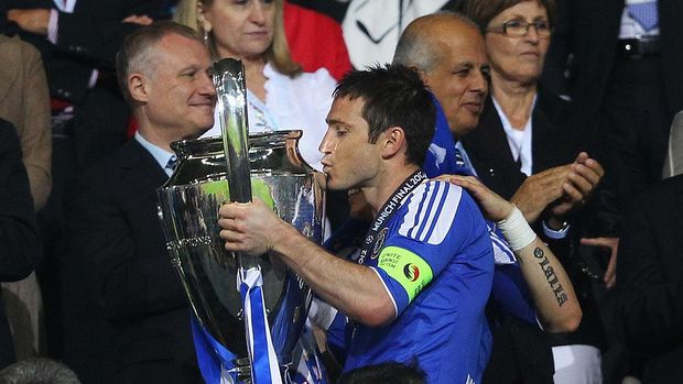 Frank lampard Munich 2012 MUNICH, GERMANY - MAY 19: Frank Lampard of Chelsea celebrates with the trophy after their victory in the UEFA Champions League Final between FC Bayern Muenchen and Chelsea at the Fussball Arena München on May 19, 2012 in Munich, Germany. (Photo by Alex Livesey/Getty Images)