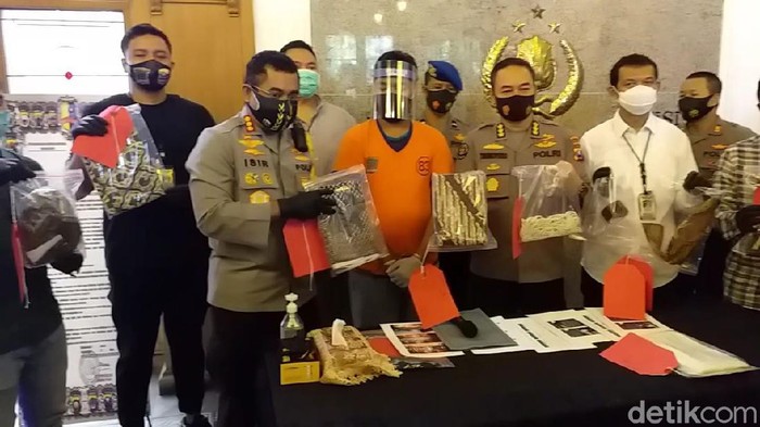 Polisi menghadirkan Gilang Aprilian Nugraha Pratama, predator fetish pocong yang viral. Tersangka dihadirkan dalam jumpa pers di Mapolrestabes Surabaya usai ditangkap di Kalimantan.