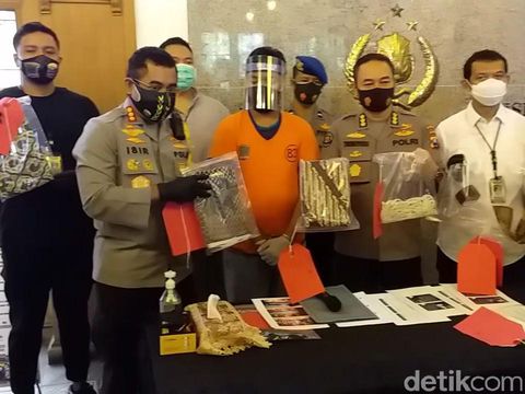 Polisi menghadirkan Gilang Aprilian Nugraha Pratama, predator fetish pocong yang viral. Tersangka dihadirkan dalam jumpa pers di Mapolrestabes Surabaya usai ditangkap di Kalimantan.