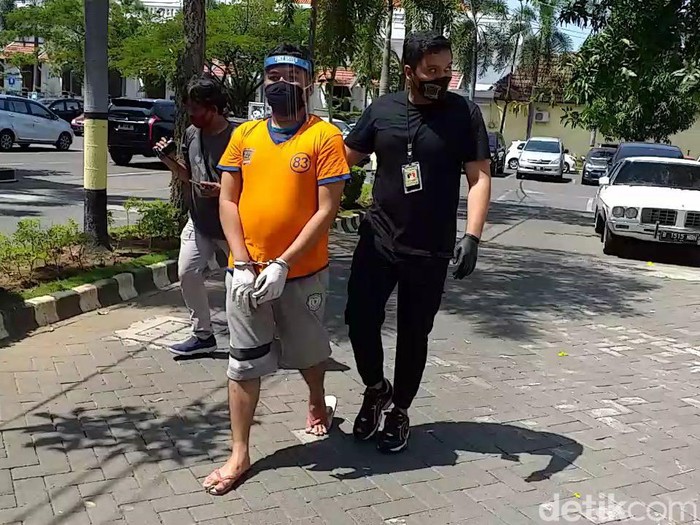 Polisi menghadirkan Gilang Aprilian Nugraha Pratama, predator fetish pocong yang viral. Tersangka dihadirkan dalam jumpa pers di Mapolrestabes Surabaya usai ditangkap di Kalimantan.