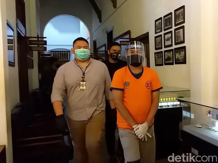 Polisi menghadirkan Gilang Aprilian Nugraha Pratama, predator fetish pocong yang viral. Tersangka dihadirkan dalam jumpa pers di Mapolrestabes Surabaya usai ditangkap di Kalimantan.
