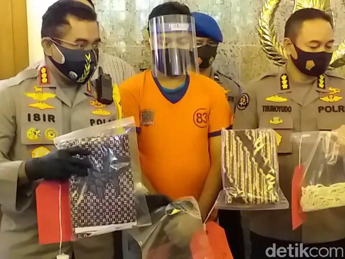 Polisi menghadirkan Gilang Aprilian Nugraha Pratama, predator fetish pocong yang viral. Tersangka dihadirkan dalam jumpa pers di Mapolrestabes Surabaya usai ditangkap di Kalimantan.