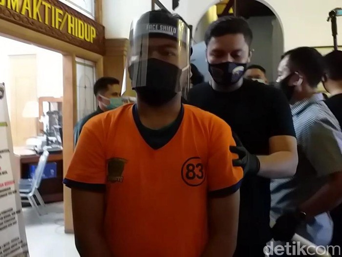 Polisi mengungkapkan, dalam setiap melakukan aksinya, Gilang Aprilian Nugraha Pratama (22) predator fetish pocong selalu berdalih soal riset akademik. Bahkan untuk memuluskan aksinya, Gilang kerap memaksa dan mengancam para korban.