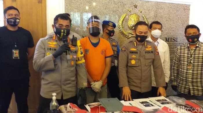 Polisi menghadirkan Gilang Aprilian Nugraha Pratama, predator fetish pocong yang viral. Tersangka dihadirkan dalam jumpa pers di Mapolrestabes Surabaya usai ditangkap di Kalimantan.