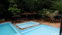 Terdapat tiga pilihan kolam renang. Pertama untuk dewasa, dengan kedalaman dua meter, lalu kedua dengan 80 cm dan terakhir kolam anak dengan kedalaman 30 cm. (Siti Fatimah/detikcom)
