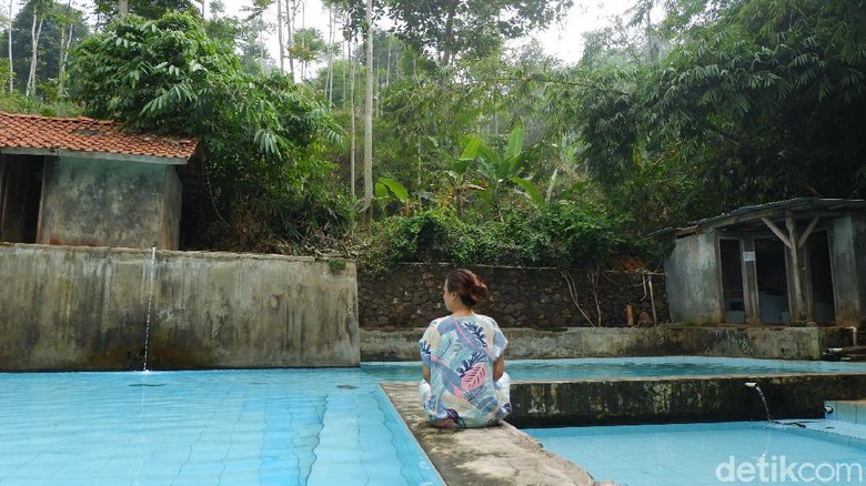 'Hidden Place' Kolam Renang Alam No Kaporit di Bandung Timur