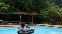 Belum banyak orang yang tahu keberadaan kolam renang tanpa kaporit di Bandung, namanya Kolam Renang Paniisan Cippu. (Siti Fatimah/detikcom)