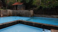 Pada tahun pertama dan kedua, pihak kolam renang tidak memungut biaya. Tapi ketika melewati beberapa tahun, akirnya diberlakukan biaya untuk tiket masuk. (Siti Fatimah/detikcom)