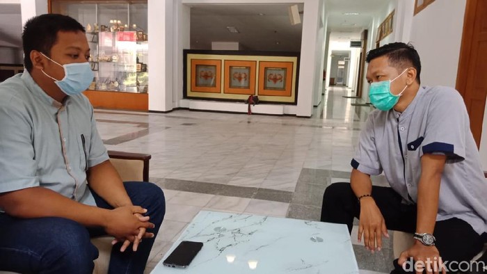 Ibu melahirkan sendiri tanpa bantuan tenaga medis di Rumah Sakit Pelengkap Medical Center (RS PMC), Jombang hingga bayinya meninggal. Kelalaian pihak rumah sakit dinilai menjadi penyebab meninggalnya bayi perempuan tersebut, sehingga terdapat unsur pidana dalam kasus ini.