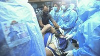 Salah satu korban yang tengah dievakuasi. Menurut kementerian penerbangan, pesawat itu jatuh 10 meter (35 kaki) menuruni lereng dari ujung landasan yang disebut landasan pacu (Foto:AP)
