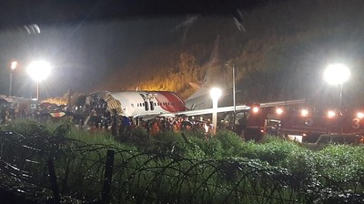 Penampakan Pesawat India yang Terbelah Dua di Bandara Calicut
