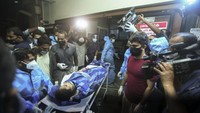 Informasi sementara, ada 17 orang tewas termasuk 2 pilot. Serta puluhan orang luka-luka. (Foto:AP)