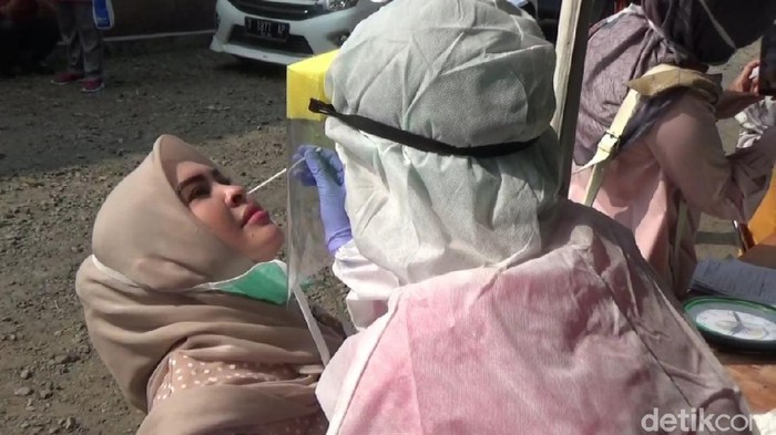 Keluarga yang positif di Purwakarta dilakukan swab test