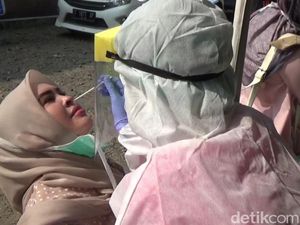 Petugas Test SWAB 70 Anggota Keluarga Pasien Positif Covid di Purwakarta