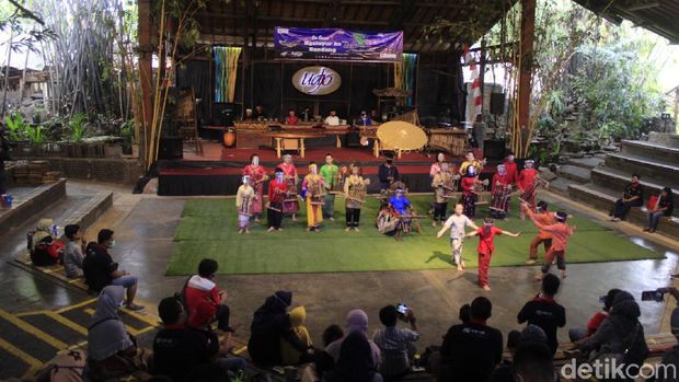 Pertunjukkan kesenian di Saung Angklung Udjo (SAU) kembali bergeliat. Semuanya diekspresikan melalui saluran digital.