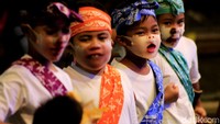 Sebelum itu, para pengunjung pun dibuat berdecak kagum dengan tarian nusantara yang diperagakan anak-anak yang merupakan murid-murid SAU. Sebagai bentuk AKB, para penampil tetap mengenakan masker dan faceshield di setiap sesi pertunjukannya.