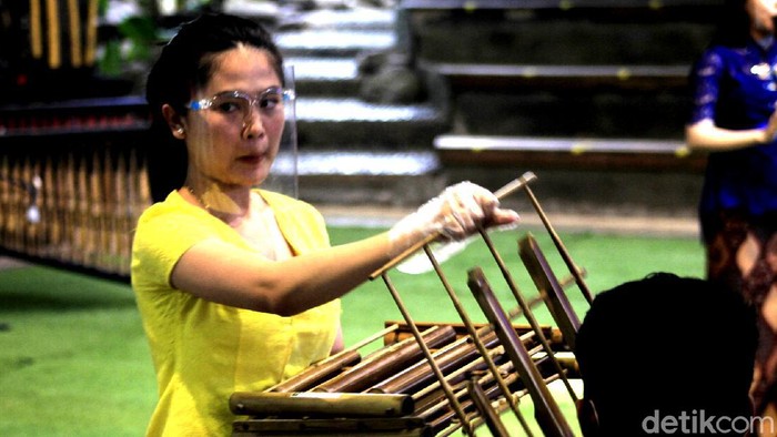 Pertunjukkan kesenian di Saung Angklung Udjo (SAU) kembali bergeliat. Semuanya diekspresikan melalui saluran digital.