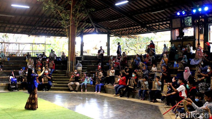 Kembalinya Semarak di Saung Angklung Udjo Pertunjukkan kesenian di Saung Angklung Udjo (SAU) kembali bergeliat. Semuanya diekspresikan melalui saluran digital.