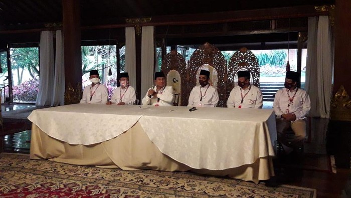 Ketum Gerindra Prabowo Subianto ditemani Sekjen Ahmad Muzani dan beberapa petinggi partai menyampaikan keterangan kepada media.