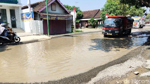 Kondisi jalan rusak di Rembang yang fotonya diedit netizen, Sabtu (8/8/2020).