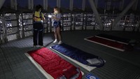Menara Lotte World yang setinggi 555 meter dengan 123 lantai, membuka area berkemah dengan jarak sosial di atap menara.