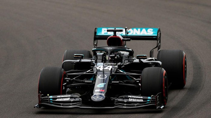 NORTHAMPTON, ENGLAND - AUGUST 07: Lewis Hamilton of Great Britain driving the (44) Mercedes AMG Petronas F1 Team Mercedes W11 on track during practice for the F1 70th Anniversary Grand Prix at Silverstone on August 07, 2020 in Northampton, England. (Photo by Andrew Boyers/Pool via Getty Images)