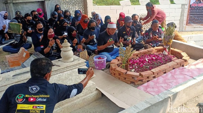 Menjelang 100 hari meninggalnya Didi Kempot, makam di Ngawi ramai oleh peziarah. Mayoritas peziarah merupakan Sobat Ambyar dan Kempoter atau penggemar Didi Kempot.