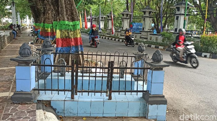 Makam yang berada di area trotoar depan kantor Bupati Demak, Selasa (4/8/2020).