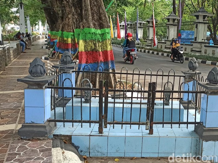 Makam yang berada di area trotoar depan kantor Bupati Demak, Selasa (4/8/2020).