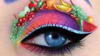 Makeup sekaligus body painting nih. Buah segar jadi tema makeup yang nyentrik. Lihat juga bagian alis matanya yang ikut berwarna biru terang. Foto: instagram @tal_peleg