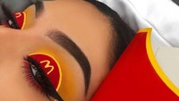 Kalau ini sih penggemar berat kentang goreng McDonalds. Efek lockdown, MUA yang kangen makan fast food justru berkreasi lewat makeup. Foto: instagram @tal_peleg