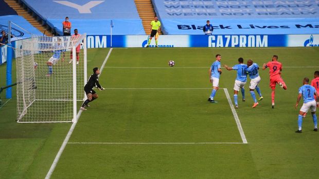 Real Madrid's Karim Benzema, right, scores against Manchester City during the Champions League round of 16, second leg soccer match between Manchester City and Real Madrid at the Etihad Stadium in Manchester, England, Friday, Aug. 7, 2020. (Nick Potts/Pool Photo via AP)