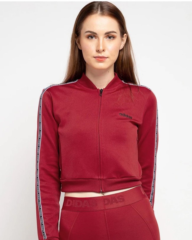 Model asal Rumania, Cristina Suraya dikenal di YouTube melalui channelnya Mba Tina Bule. Melalui akun YouTube yang memiliki lebih dari 260 ribu subscriber itu, Cristina yang akrab disapa Tina kerap membagikan kisahnya menjalani pernikahan dengan pria Indonesia, Bayu Hadi Surya. Foto: Dok. Instagram @mbatinabule_official.