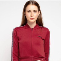 Model asal Rumania, Cristina Suraya dikenal di YouTube melalui channelnya Mba Tina Bule. Melalui akun YouTube yang memiliki lebih dari 260 ribu subscriber itu, Cristina yang akrab disapa Tina kerap membagikan kisahnya menjalani pernikahan dengan pria Indonesia, Bayu Hadi Surya. Foto: Dok. Instagram @mbatinabule_official.