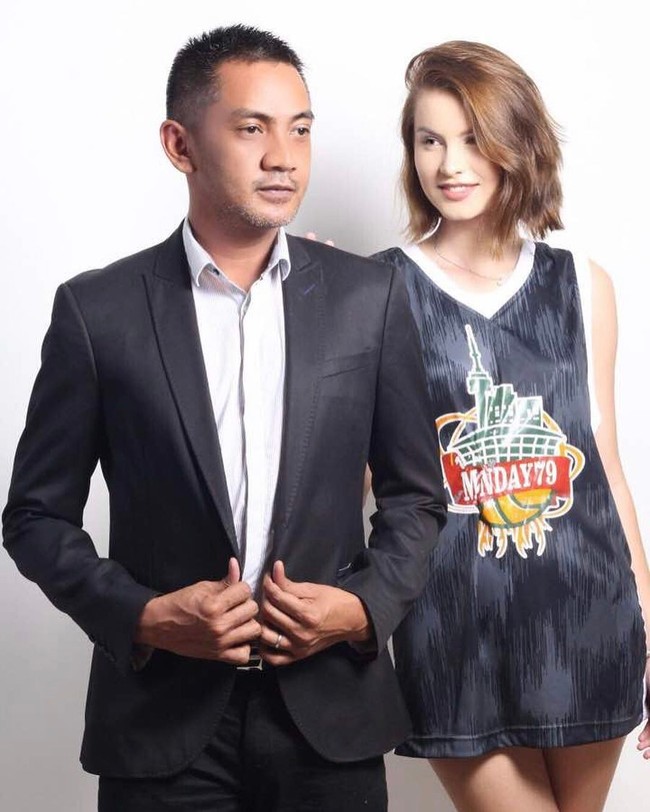 Wanita yang lahir di Bucharest, Rumania, 10 Desember ini menceritakan awal mula bertemu dengan Bayu di Jakarta pada 2015. Keduanya berkenalan saat sama-sama menghadiri acara ulang tahun temannya. Namun saat itu Tina memilih menjaga jarak dengan Bayu. Foto: Dok. Instagram @mbatinabule_official.