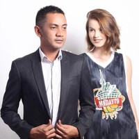 Wanita yang lahir di Bucharest, Rumania, 10 Desember ini menceritakan awal mula bertemu dengan Bayu di Jakarta pada 2015. Keduanya berkenalan saat sama-sama menghadiri acara ulang tahun temannya. Namun saat itu Tina memilih menjaga jarak dengan Bayu. Foto: Dok. Instagram @mbatinabule_official.