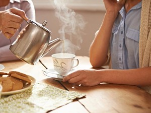 Panaskan Air untuk Bikin Teh, Lebih Baik Pakai Microwave atau Teko?